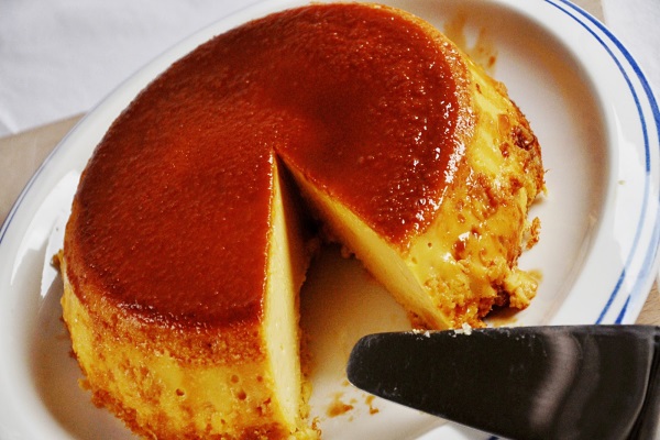 Bánh flan bị khô mặt