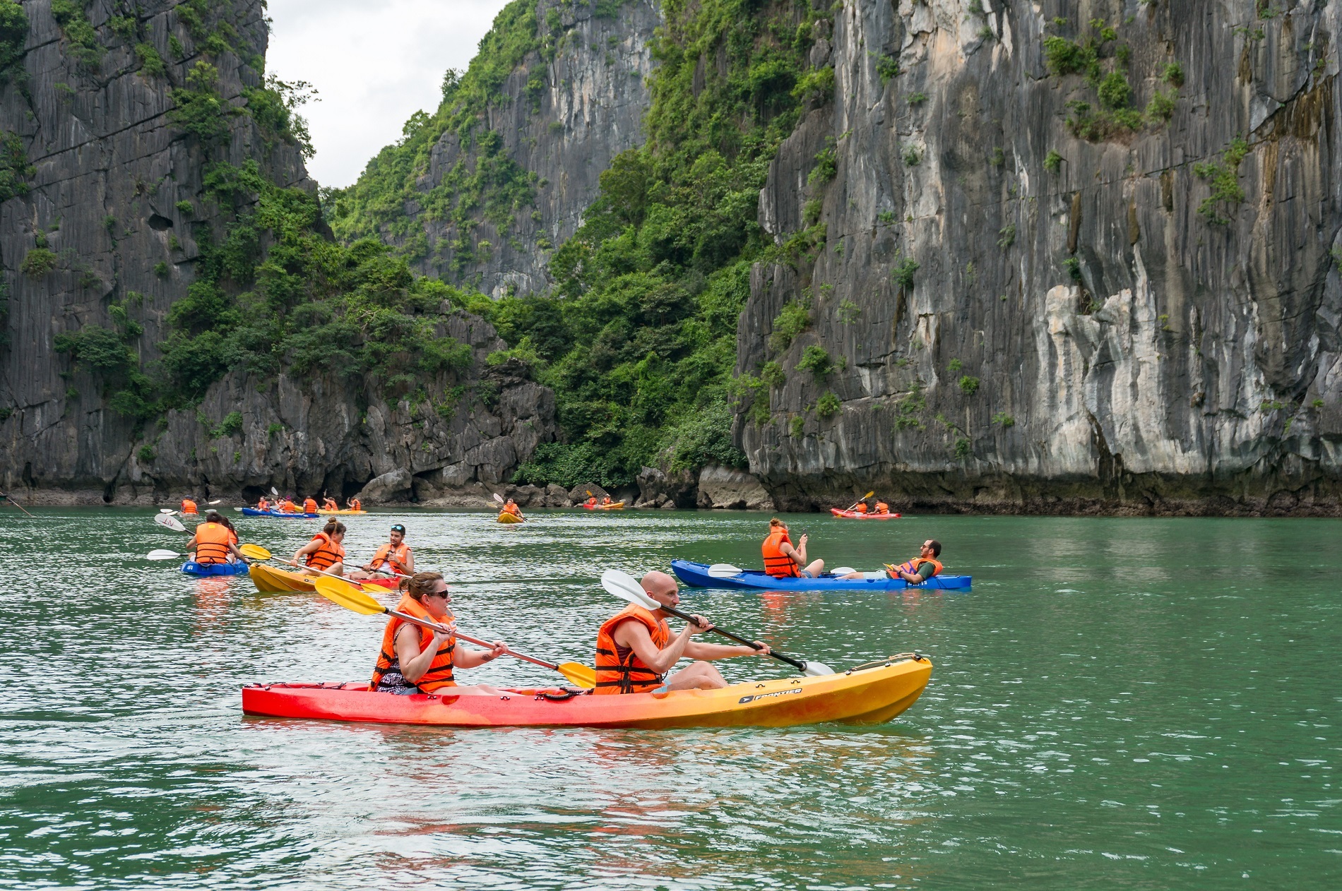 Chèo kayak trên Vịnh Hạ Long có gì đặc biệt?