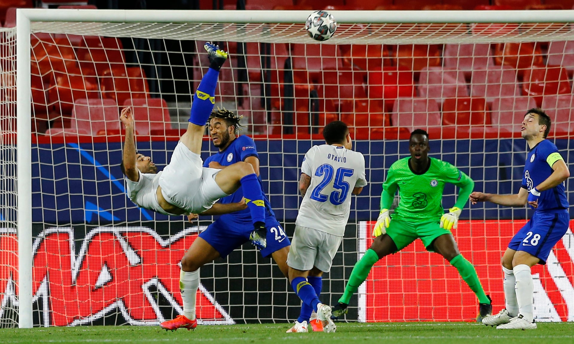 Chelsea vào bán kết Champions League