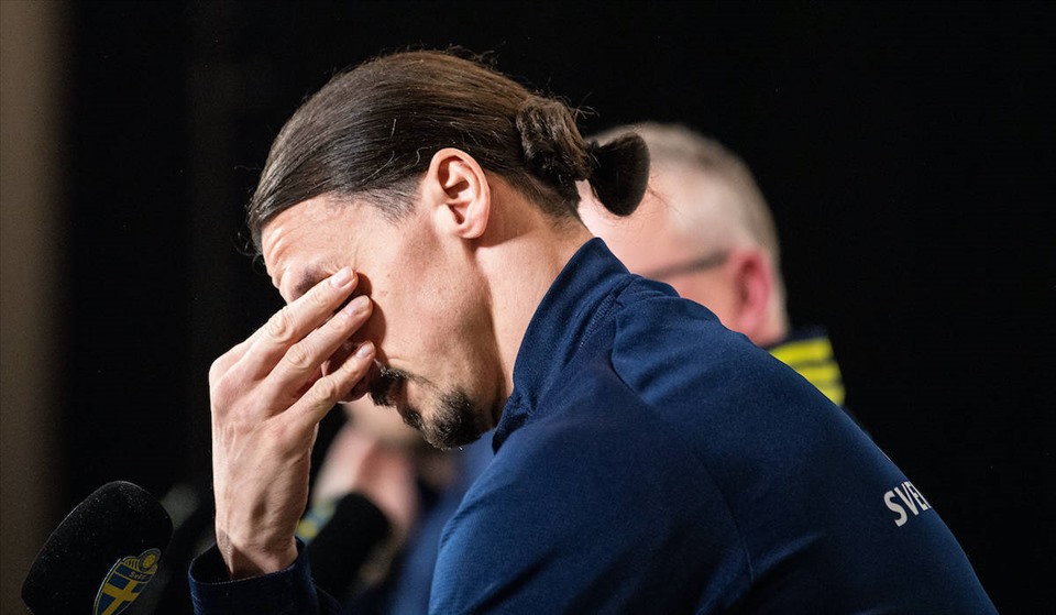 Zlatan Ibrahimovic bật khóc trong phòng họp báo